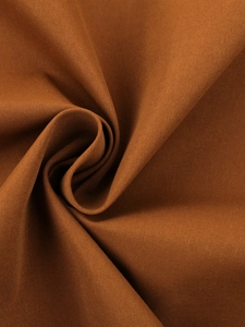 Detailopname van bruine twill stof met grove weefstructuur en zachte vouwen