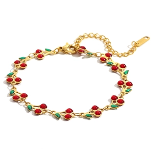 Bracelet cerise élégant en acier inoxydable plaqué or 18 carats avec perles rouges et émail