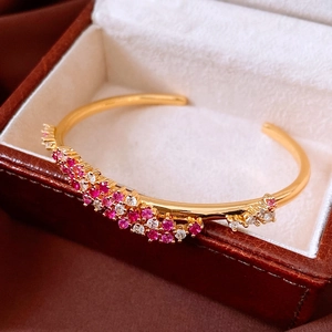 Détail du bracelet ouvert ondulé plaqué or 18 carats avec oxydes de zirconium roses et blancs