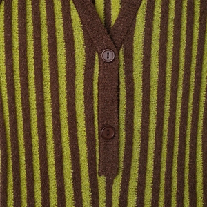 Abito corto in maglia a righe con scollo a V a polo e dettagli di bottoni in verde e marrone