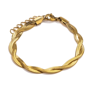 Dettaglio del bracciale a catena serpente dorata a doppio strato con chiusura a moschettone