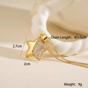 Dettaglio del ciondolo a stella in oro 18K con pavé di zirconi e misure precise