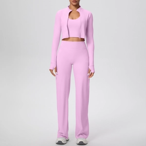 Détail d'un ensemble de sport rose 3 pièces montrant le pantalon large et la veste à fermeture