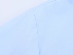 Detailaufnahme der hellblauen Baumwoll-Popeline-Stoffstruktur und hochwertigen Nähte