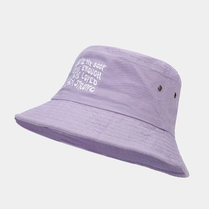 Détail d'un bob en coton lavande avec broderie blanche et œillets d'aération métalliques