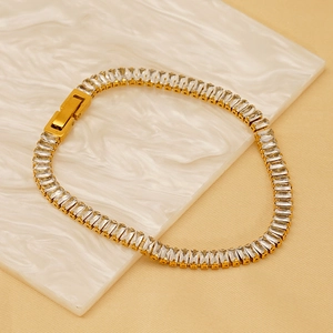 Elegantes 18K vergoldetes Edelstahl-Tennisarmband mit rechteckigen Zirkonia-Kristallen
