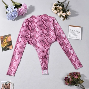 Body chic à imprimé serpent rose avec manches longues, présenté avec décor floral