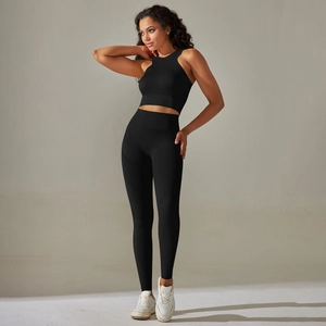 Detail eines schwarzen nahtlosen Fitness-Sets mit hoher Taille Leggings und Sport-Bra
