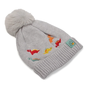 Détail du bonnet gris en tricot avec broderies dinosaures colorées et grand pompon en fourrure