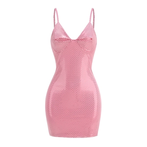 Détail de robe rose satinée à pois argentés scintillants avec coupe taille ajustée