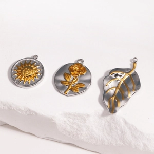Pendentifs rétro en acier titane avec motifs visage, rose et feuille en finition bicolore