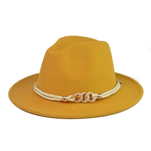 Detailansicht eines stilvollen gelben Wollfilzhutes mit goldenem Kettenband.