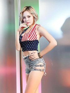 Top a fascia con bandiera americana e shorts in denim grigio con fibbie laterali