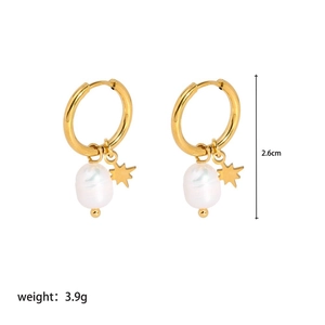 Dettaglio di orecchini con perla e stella dorata con lunghezza di 2,6 cm e 3,9 g
