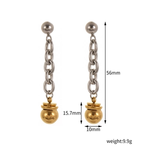 Boucles d'oreilles chaîne en acier titane avec perle dorée et dimensions du produit