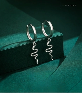 Vue macro des boucles d'oreilles serpent en argent S925 avec gravure du poinçon S925