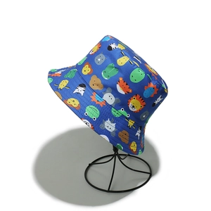 Détail du chapeau bob en coton bleu marine avec imprimés d'animaux de dessin animé