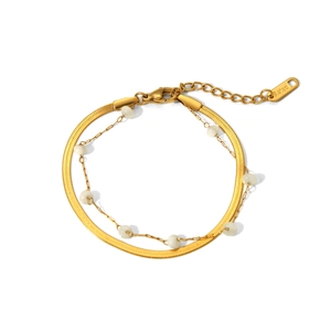 Détail du bracelet double couche en acier doré avec chaîne serpent et perles blanches