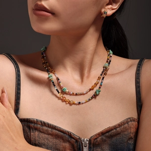 Ensemble collier et boucles d'oreilles en pierres naturelles sur un mannequin pro