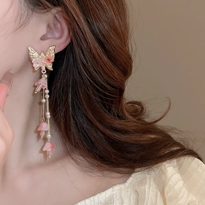 Boucles d'oreilles papillon dorées avec bourgeons roses et glands de perles pour femmes