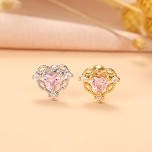 Gros plan de boucles d'oreilles cœur en or et argent avec zircons roses
