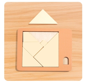 Nahaufnahme eines Holzpuzzles mit orangefarbenem Rahmen und beigen geometrischen Blöcken