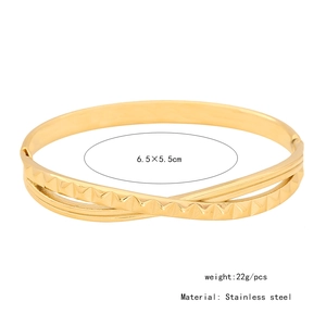 Vista detallada del brazalete de acero inoxidable dorado con dimensiones y peso
