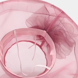 Chapeau de soleil élégant en organza rose avec grande fleur, style rétro Hepburn chic