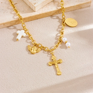 Detailansicht der goldenen religiösen Halskette mit Kreuzanhängern und weißen Perlen
