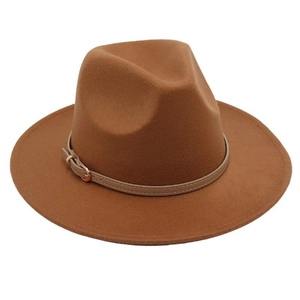 Détail d'un chapeau fedora en laine caramel avec ruban en cuir et boucle en or rose