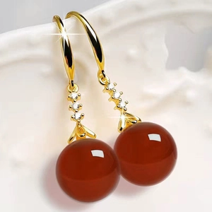 Elegante Vintage-Goldohrringe mit Zirkonia-Akzenten und runden roten Achat-Perlen
