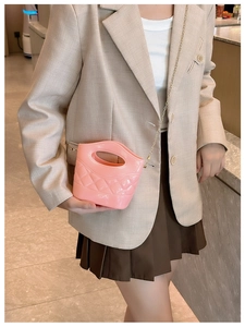 Dettaglio mini borsa a secchiello rosa jelly con trama trapuntata e catena oro