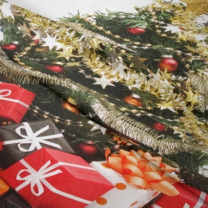 Dettaglio ravvicinato di tessuto twill ad alta densità con stampe natalizie e regali