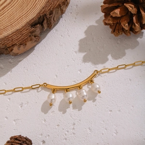 Collier géométrique doré avec perles d'eau douce naturelles sur une chaîne épurée