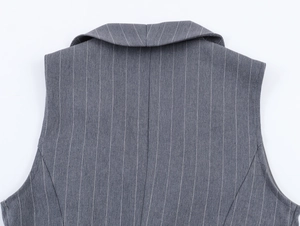 Détail de l'arrière d'un gilet gris à rayures montrant la texture fine du tissu couture