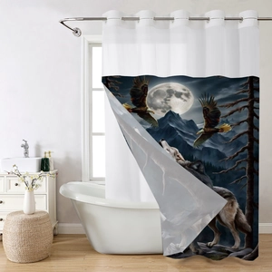 Detail eines wasserdichten Duschvorhangs mit Motiv von Wolf, Adler und Schneebedruck