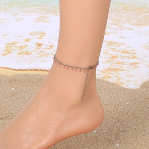 Cavigliera in acciaio argento con perline rosa sulla spiaggia, gioielli boho per estate