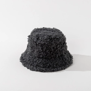 Dettaglio cappello pescatore in pile grigio scuro con spessa trama in lana riccia
