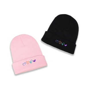 Bonnets en tricot noir et rose avec broderie de cœurs et revers pour l'hiver