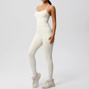 Détail d'un ensemble de yoga crème montrant un débardeur dos nu et un legging à poche