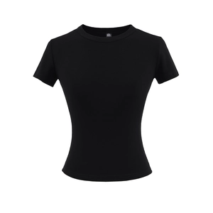 Gros plan sur la texture côtelée et le col rond d'un t-shirt noir coupe ajustée