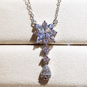 Primo piano della collana floreale scintillante con zirconi cubici a taglio marquise e pera