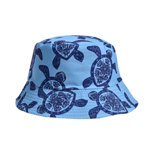 Détail d'un chapeau bob bleu ciel avec imprimés de tortues de mer et de mandalas