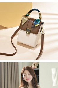 Détail d'un sac matelassé marron et beige avec poignée foulard et fermoir métallique