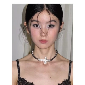 Collier vintage en perles gris foncé avec un pendentif croix serti de diamants brillants