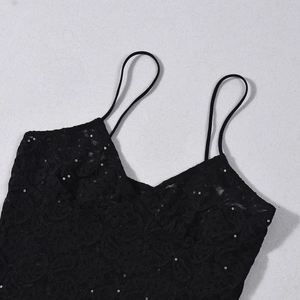 Primer plano de la camisola de encaje negro con motivos florales y detalles de lentejuelas