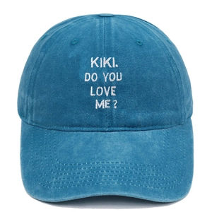 Dettaglio del ricamo KIKI DO YOU LOVE ME su cappello da baseball in cotone lavato