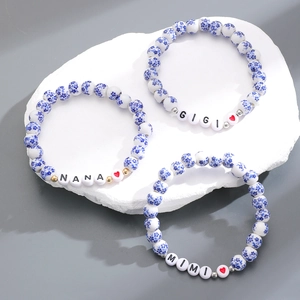 Dettaglio di bracciali elastici con perline floreali e scritte nana gigi mimi