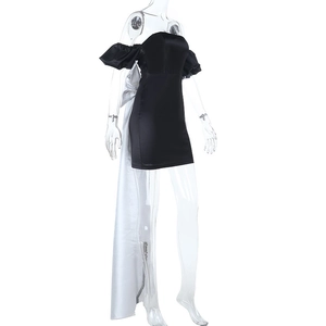 Vue arrière d'une mini robe de soirée avec un nœud géant en satin argenté au dos
