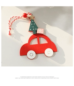 Primer plano de adorno navideño de coche de madera rojo con mini árbol y caja regalo